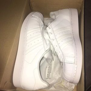 NWB Adidas SUPERSTAR Boys Sneakers Size 7!!